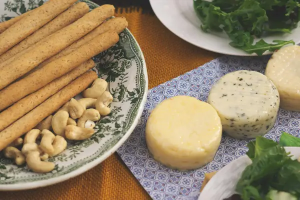 Queijos Veganos Orgânicos Sem Laticínios: Como Fazer 4 Substituições com Mão na Massa