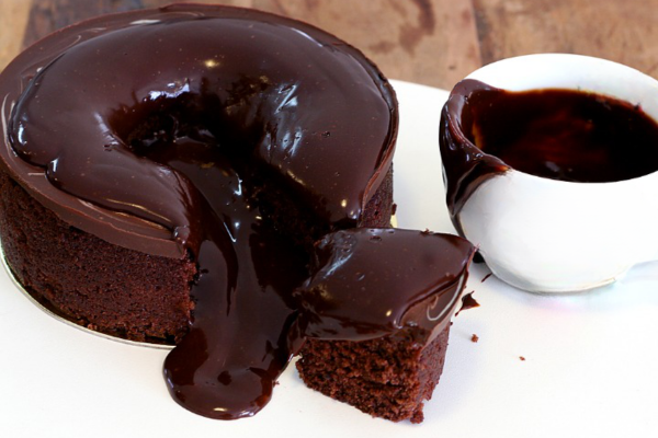 Bolo de Chocolate com Calda Quente: Receita Completa com Coberturas Deliciosas c2