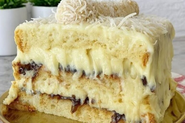 Bolo de ameixa com creme branco: uma sobremesa elegante e irresistível c2