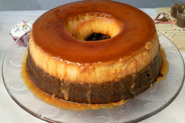Bolo de pudim com mini pudins: a sobremesa criativa que encanta em qualquer ocasião c2
