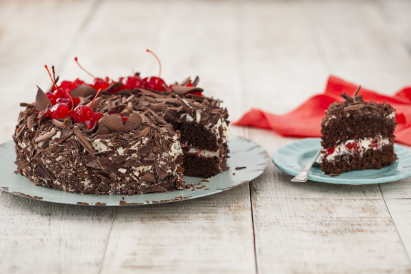Bolo de Floresta Negra: um clássico da confeitaria cheio de sabor e elegância c2